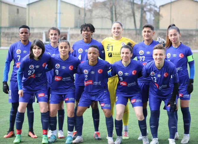 Turkcell Kadın Futbol Süper Ligi: Sivasspor: 1 - Hakkarigücüspor: 4