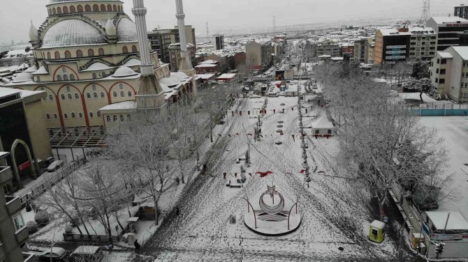 Sultangazi’de Kar Yağışı Etkili Oluyor