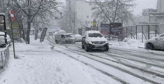 Stanbulda Beyaza B R Nen Caddelerde S R C Ler Zor Anlar Ya Ad