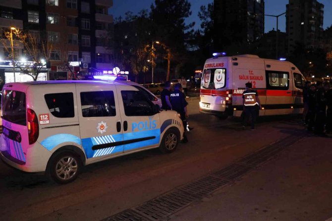 Adana’da Otobüs Durağında Bıçaklı Kavga: 4 Yaralı