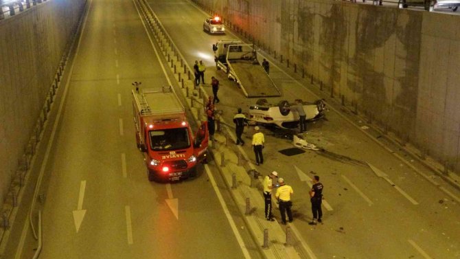 Bariyerleri Aşan Otomobil Alt Geçide Düştü: 3 Yaralı