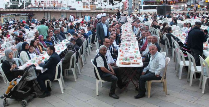 Alaşehir Belediyesi 2 Bin 500 Kişilik İftar Verdi