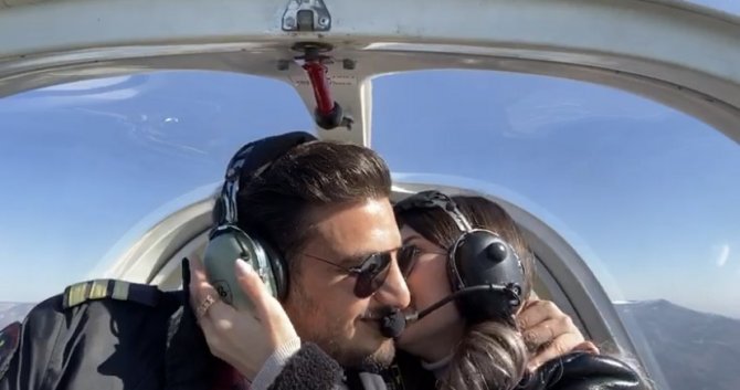 Uçak Kazasında Ölen Pilotun, Sevgilisine Uçak İçerisinde Evlilik Teklifi Ettiği Anlar Ortaya Çıktı