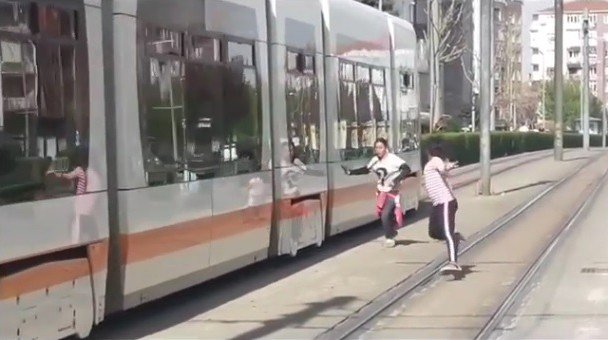 Çocukların Tramvay İle Tehlikeli Oyunu Yürekleri Ağza Getirdi