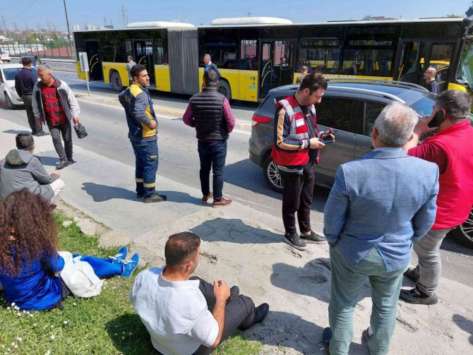 İ̇kitelli’de İ̇ett Otobüsünün Karıştığı Zincirleme Trafik Kazasında Bazı Yolcular Yaralandı