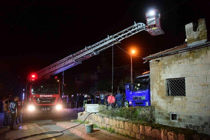 Kayseri’de Park Halindeki Tır Yandı, Alevler Eve De Sıçradı