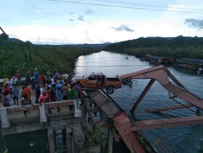 Filipinler’de Nehrin Üzerindeki Köprü Çöktü: 4 Ölü