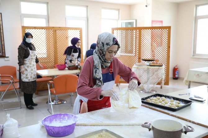 Pursaklar’da Hanımlar Ramazan Bayramı’na Hazırlanıyor