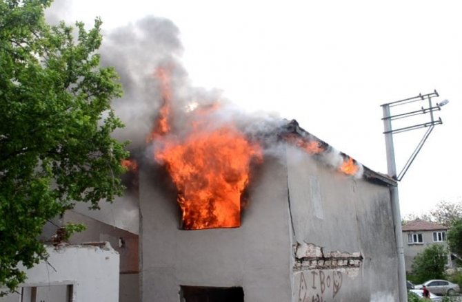 Tekirdağ’da Korkutan Yangın: Metruk Ev Alev Topuna Döndü