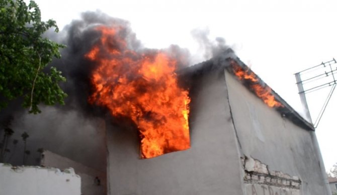 Tekirdağ’da Korkutan Yangın: Metruk Ev Alev Topuna Döndü