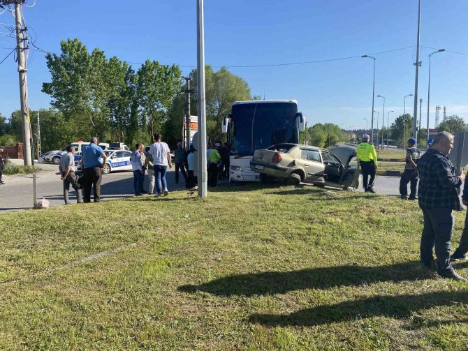 Bartın’da Yolcu Otobüsü Otomobille Çarpıştı: 1 Yaralı