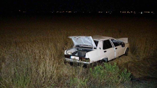 Alkollü Sürücünün Aracı Plastik Dubalara Çarpıp Tarlaya Uçtu: 2 Yaralı