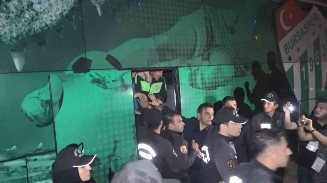 Küme Düşen Bursaspor, Stadyumdan 3 Buçuk Saatte Çıkamadı