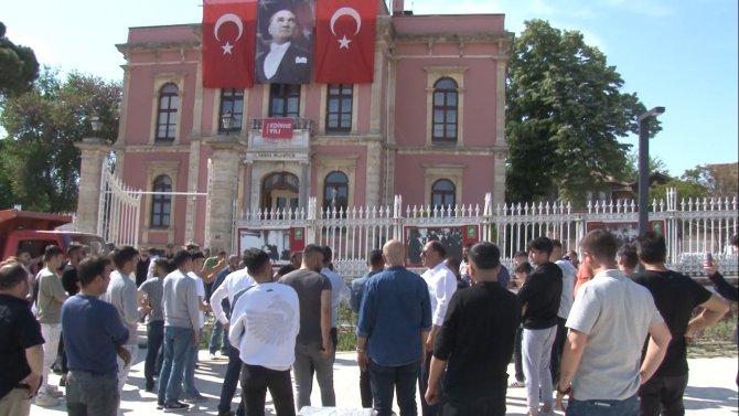 Edirne’de Yerlerinden Edilen Esnaf Belediye Başkanını İstifaya Çağırdı