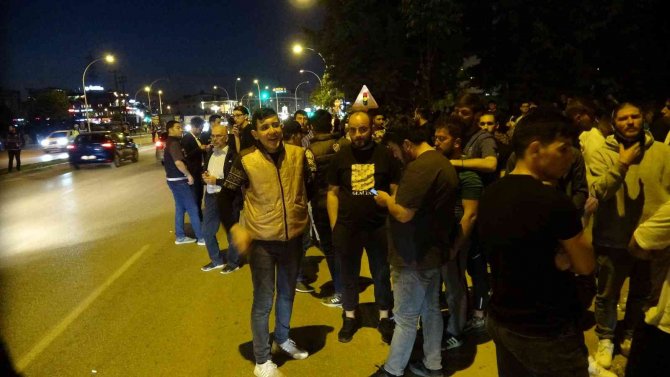 Bursasporlu Taraftarlar Toplanarak Tepki Gösterdi