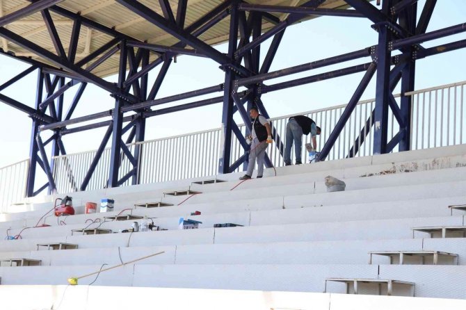 Yedek Stadın Tribünleri Boyanıyor