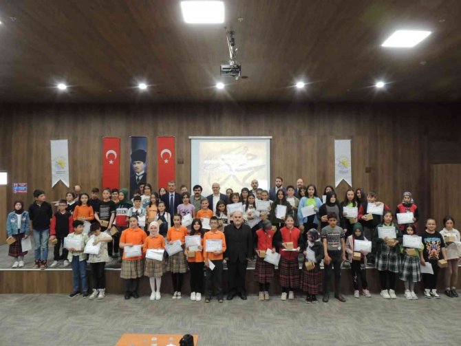 Emet’te “Ezbere 40 Hadis Okuma” Yarışmasında Dereceye Giren Öğrenciler Ödüllendirildi