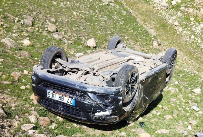 Horasan’da Otomobil Uçuruma Yuvarlandı, 6 Yaralı