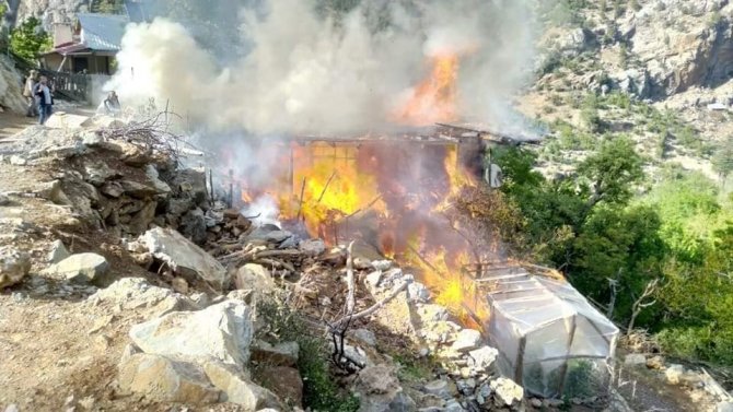 Karaman’da Çıkan Yangında 4 Kişilik Ailenin Yaşadığı Ev Kül Oldu