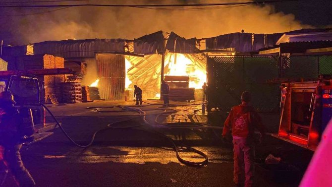 Meksika’da, Fabrikadaki Yangın Paniğe Neden Oldu