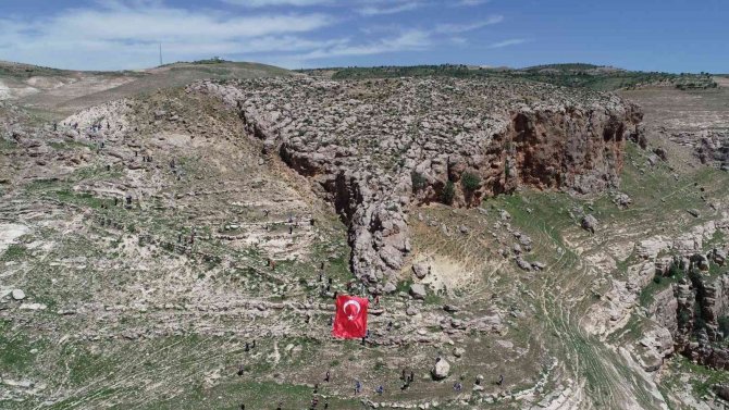 Siirt’te 3 Bin 500 Yıllık Akabe Yolunda Dev Türk Bayrağı Açıldı