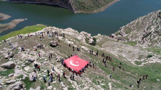 Siirt’te 3 Bin 500 Yıllık Akabe Yolunda Dev Türk Bayrağı Açıldı