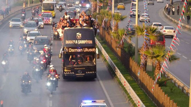 Trabzonspor Kafilesi Şampiyonluk Kutlamaları İçin Üstü Açık Otobüsle Stada Gitti