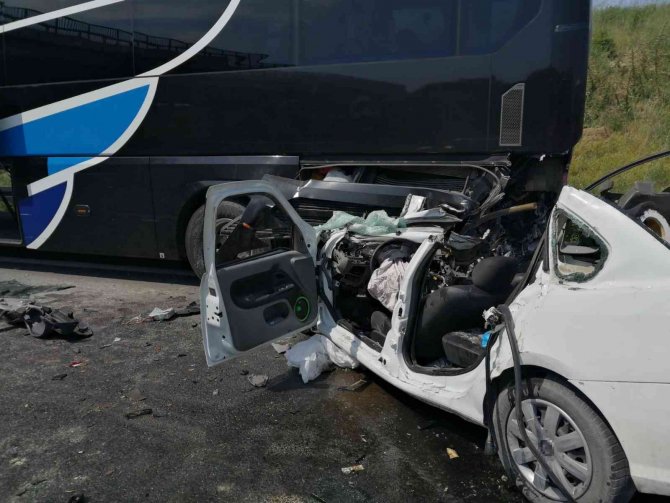 Otomobil Yolcu Otobüsüne Çarptı: Anne Öldü, Baba Ve Oğlu Ağır Yaralı