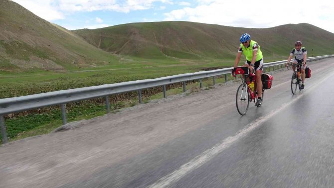Alman İki Kardeş Ukrayna İçin Bisikletle Van’a Geldi