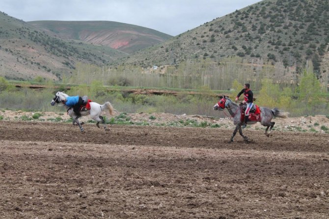 Atları Dörtnala Koşturarak Cirit Müsabakasını İzleyenlere Keyifli Anlar Yaşattılar
