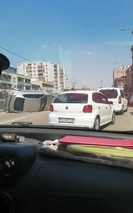 Bursa’da Otomobil Düz Yolda Takla Attı
