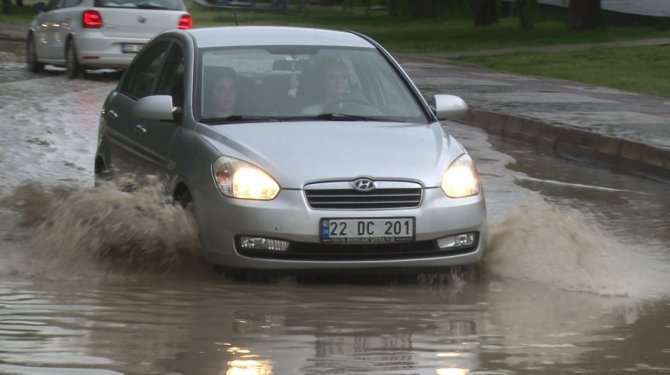 Edirne’de Şiddetli Yağış: Yollar Göle Döndü