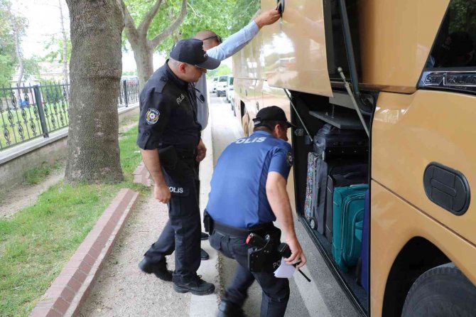 Göçmenler Otobüsün Deposunda Sıkışmış Halde Yakalandı