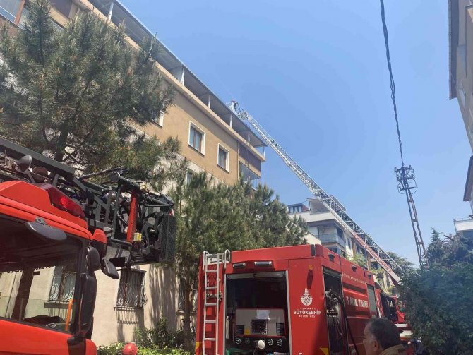 Maltepe’de 5 Katlı Binanın Çatısı Alev Alev Yandı