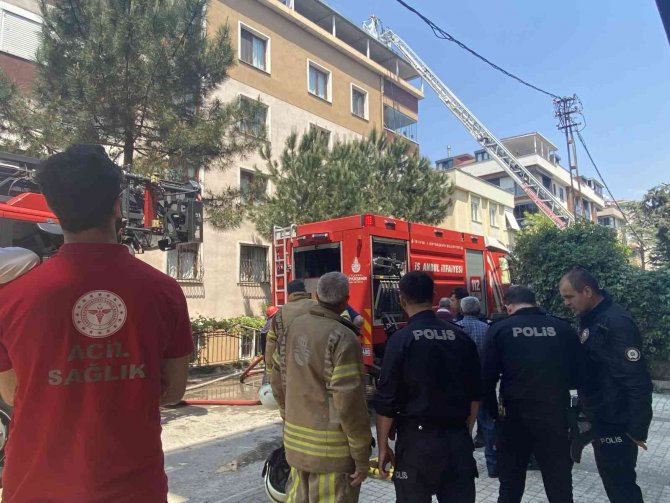 Maltepe’de 5 Katlı Binanın Çatısı Alev Alev Yandı