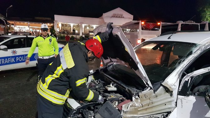 Hafif Ticari Araç Benzin İstasyonunun Girişine Çarpıp Takla Attı: 1 Yaralı