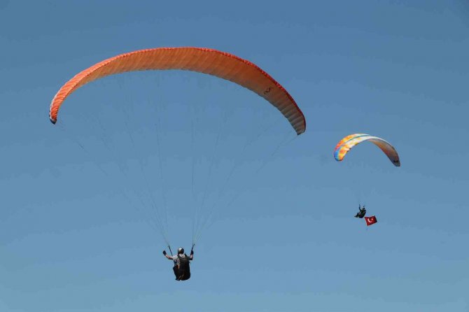 Paraşütçüler Gökyüzünü Türk Bayraklarıyla Süsledi