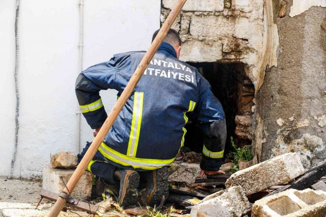 Metruk Binada Çıkan Yangında Mahallelinin İtfaiyecilere Ayran Seferberliği