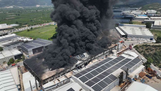 Bursa’da Yalıtım Malzemeleri Üreten Fabrika Yangını Tamamen Söndürüldü