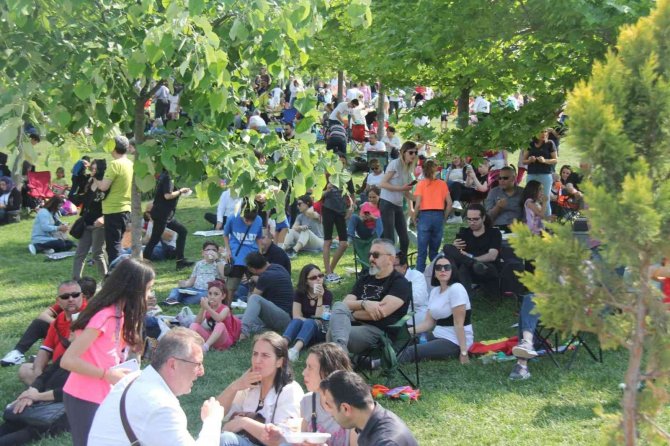 Bursa’da 30 Bin Kişinin Katılımıyla Bahar Ve Spor Şenliği