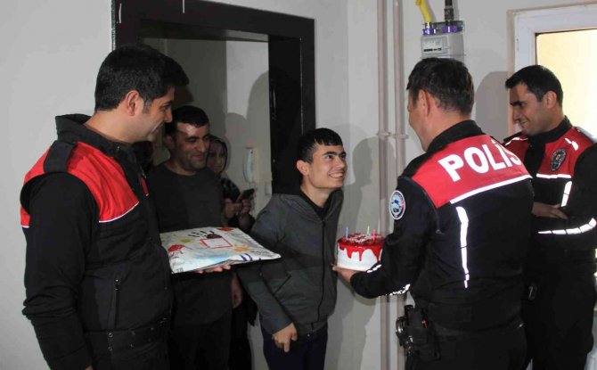 Erzincan Polisinden Engelli Çocuğa Doğum Günü Sürprizi