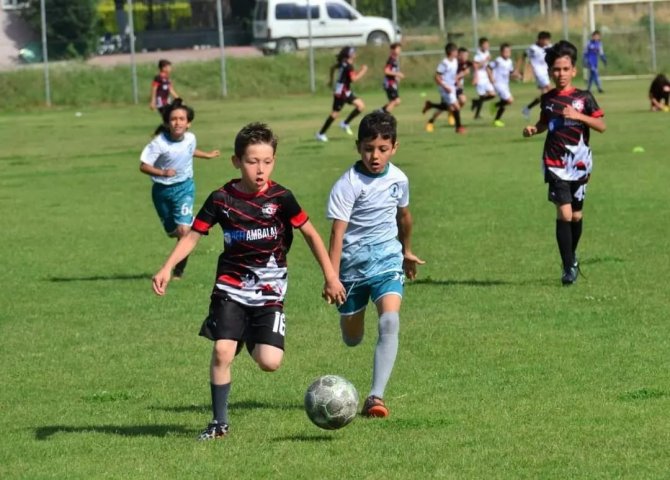 Geleceğin Futbolcuları Yunusemre Hazırlık Turnuvasında Buluştu