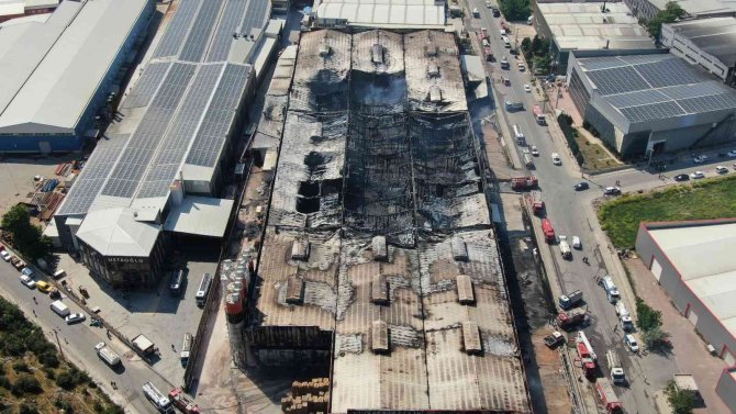 Bursa’daki Yangın Sonrası Hurda Haline Dönen Fabrika Havadan Görüntülendi