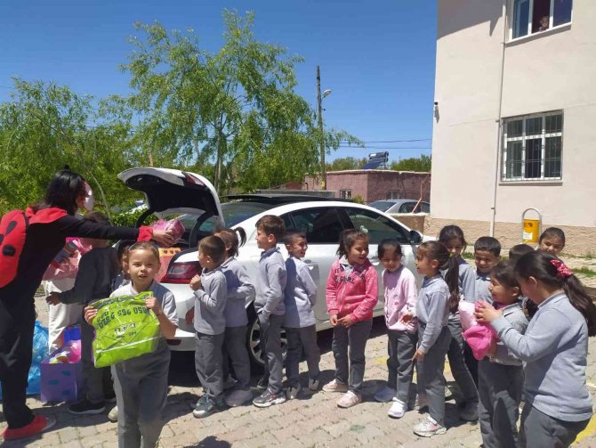 Kırsal Mahalle Okullarındaki Öğrencilerle Oyuncaklarını Paylaştılar