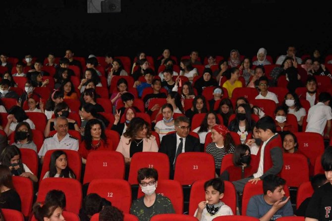 Protokol Üyeleri Öğrencilerle Birlikte ‘Kurtuluş Hattı’ Filmini İzledi