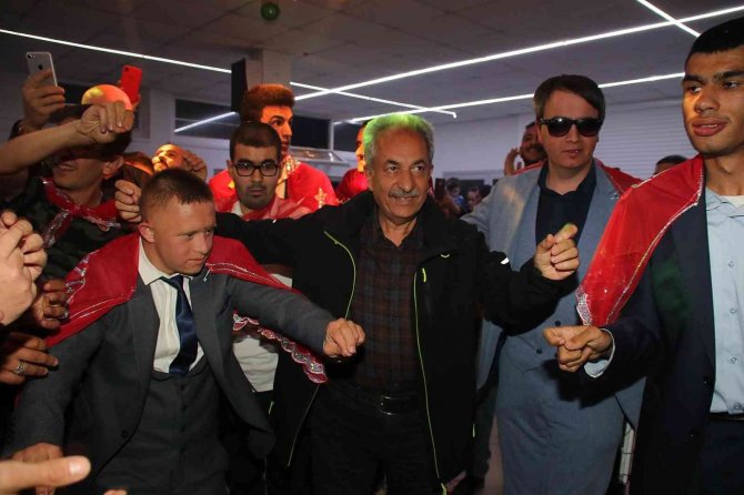 Akşehir Belediyesi’nden Engelli Gençlere Asker Kınası Eğlencesi