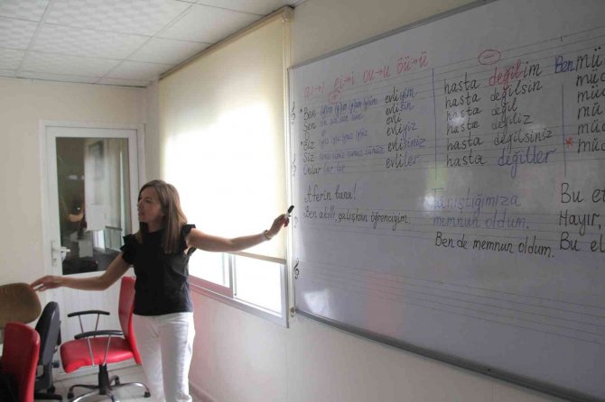 Savaştan Kaçan Ukraynalılara Türkçe Öğretiyor