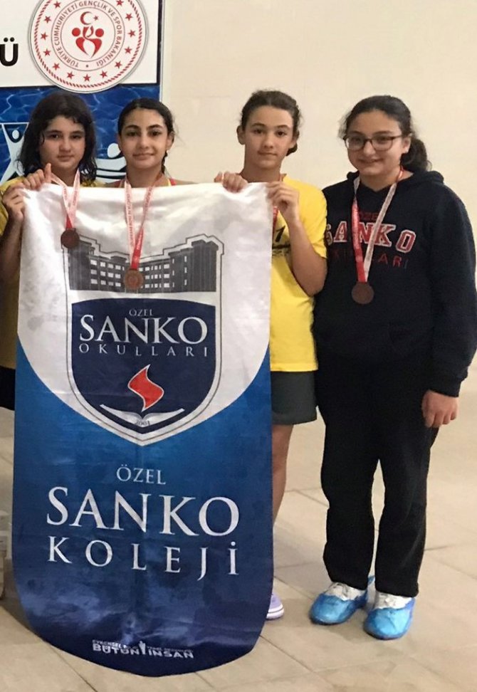 Sanko Okulları Öğrencileri Yüzmede 12 Madalya Kazandı