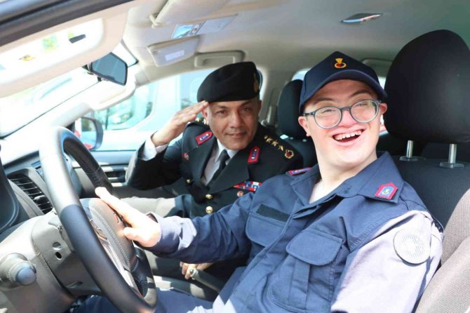 Jandarma, Engelli Gençlere Bir Günlük Askerlik Sevinci Yaşattı