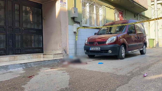 Bursa’da Sokak Ortasında Bıçaklı Kavga: 1 Ağır Yaralı
